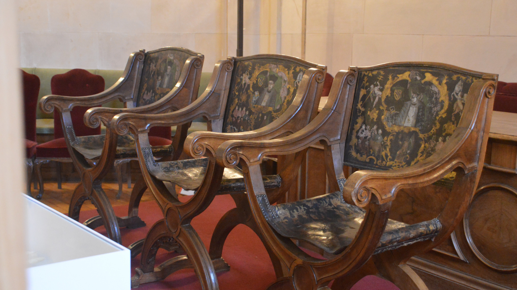 La Universidad de Salamanca culmina la restauración de la sillería antigua de la Biblioteca General Histórica