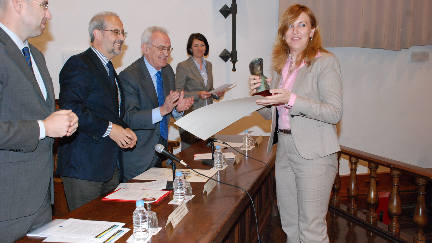 La representante de INDRA recibe el premio ‘Sociedad Civil’ del Consejo Social