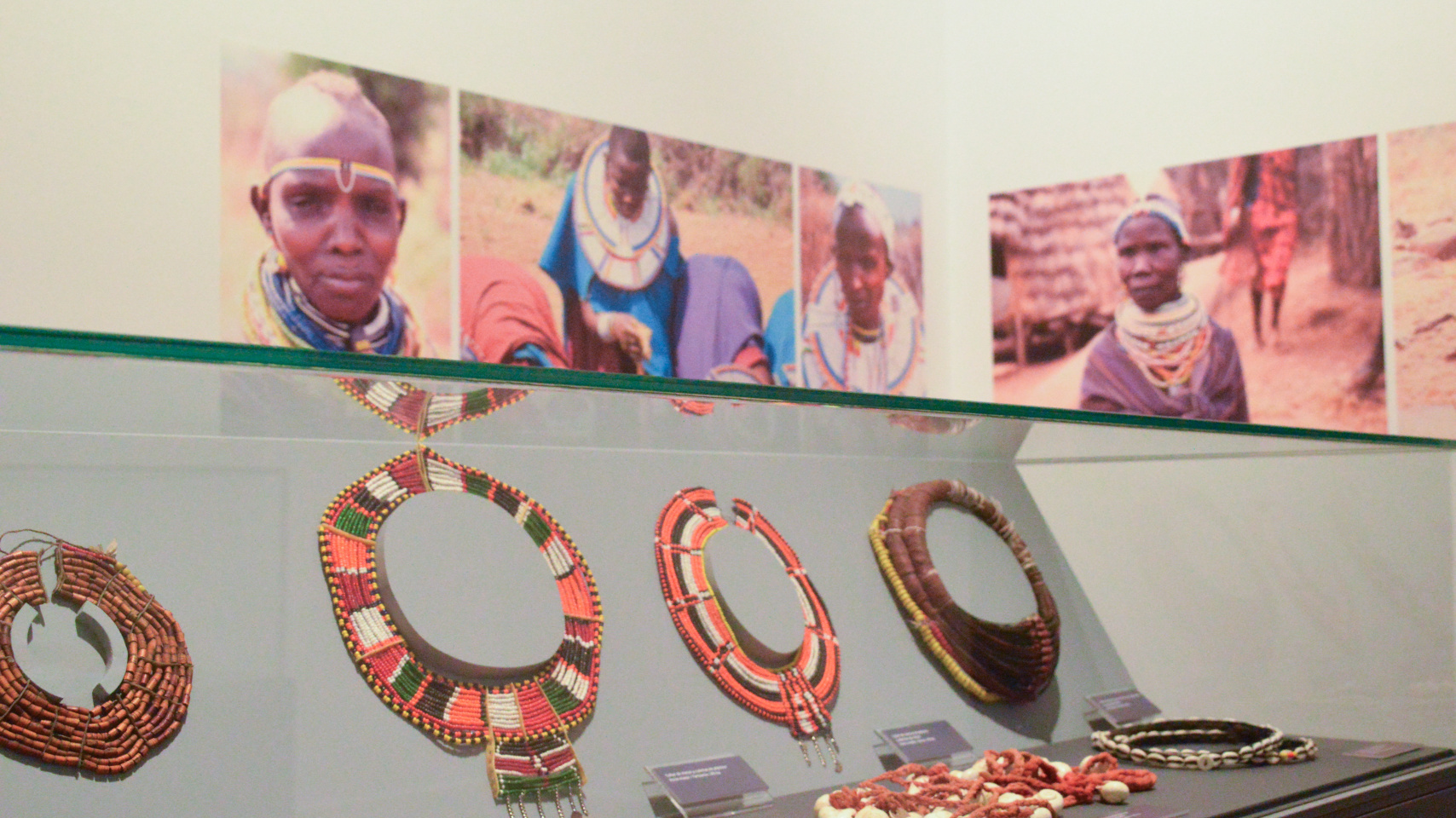 Exposición "Los universales culturales"