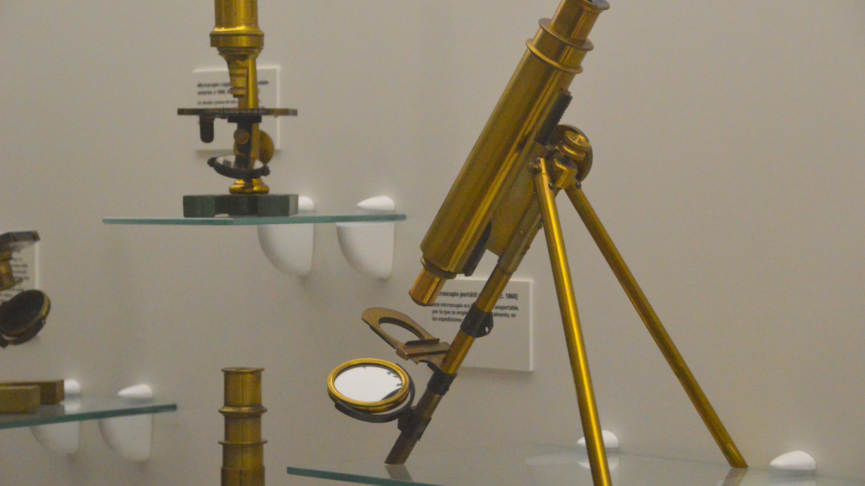 La Facultad de Medicina acoge la colección de microscopios de Eliseo Carrascal integrada por 186 piezas