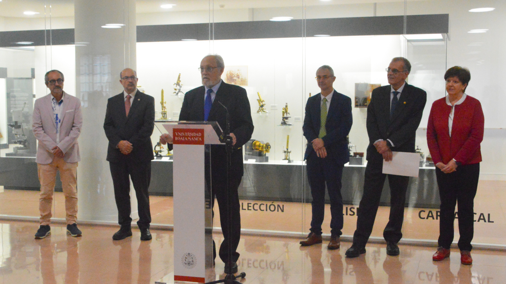 La Facultad de Medicina acoge la colección de microscopios de Eliseo Carrascal integrada por 186 piezas