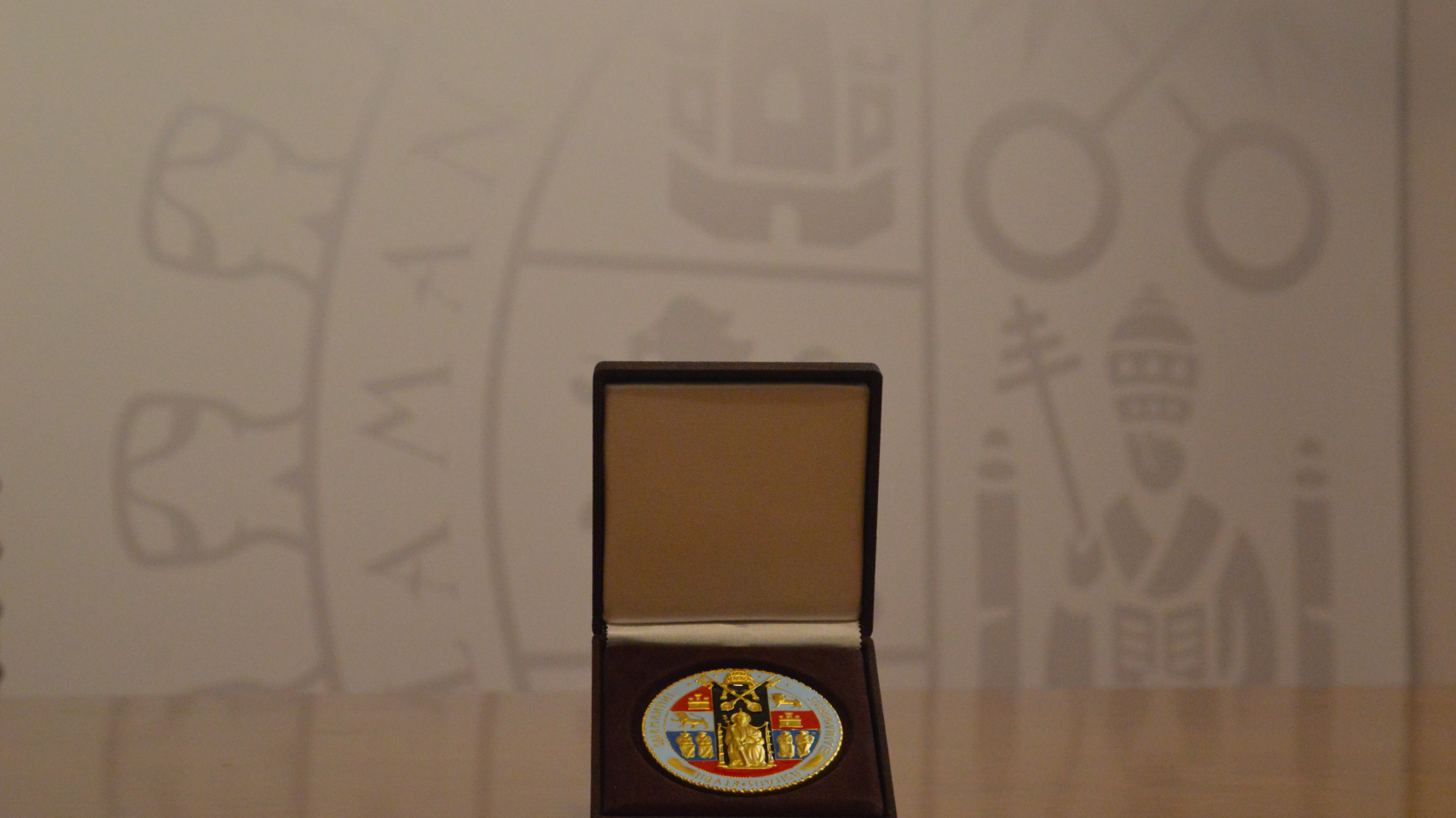 La Universidad de Salamanca entrega su medalla a la Real Academia de Medicina