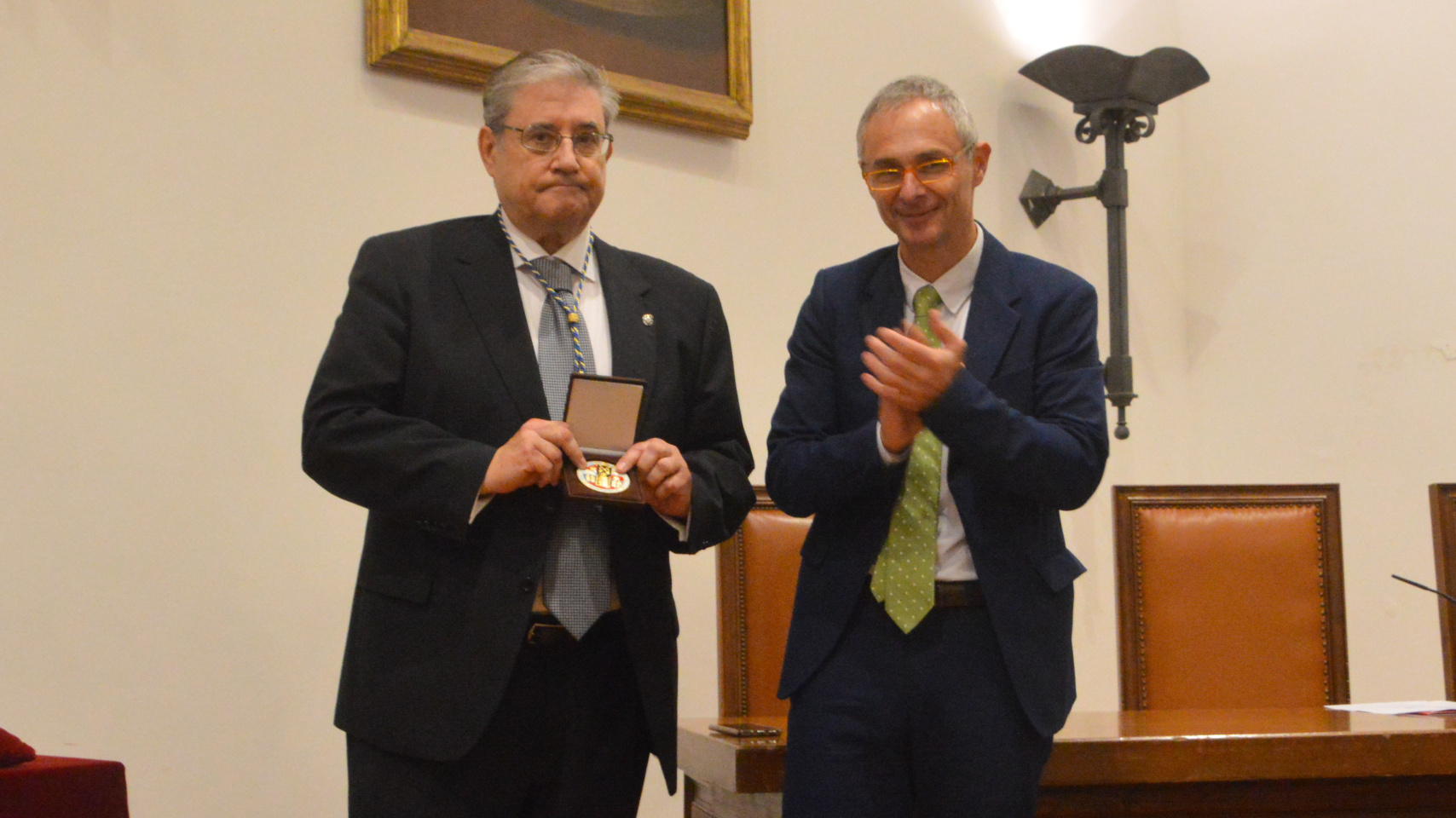 La Universidad de Salamanca entrega su medalla a la Real Academia de Medicina