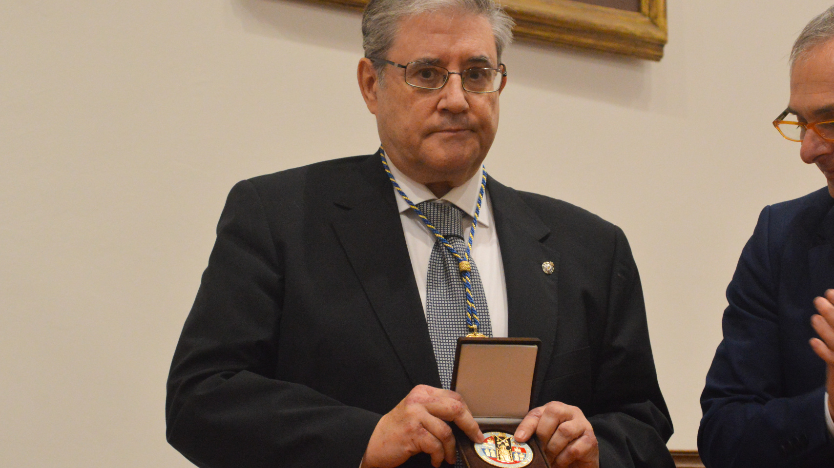 Francisco Lozano recibe la medalla de la Real Academia de Medicina