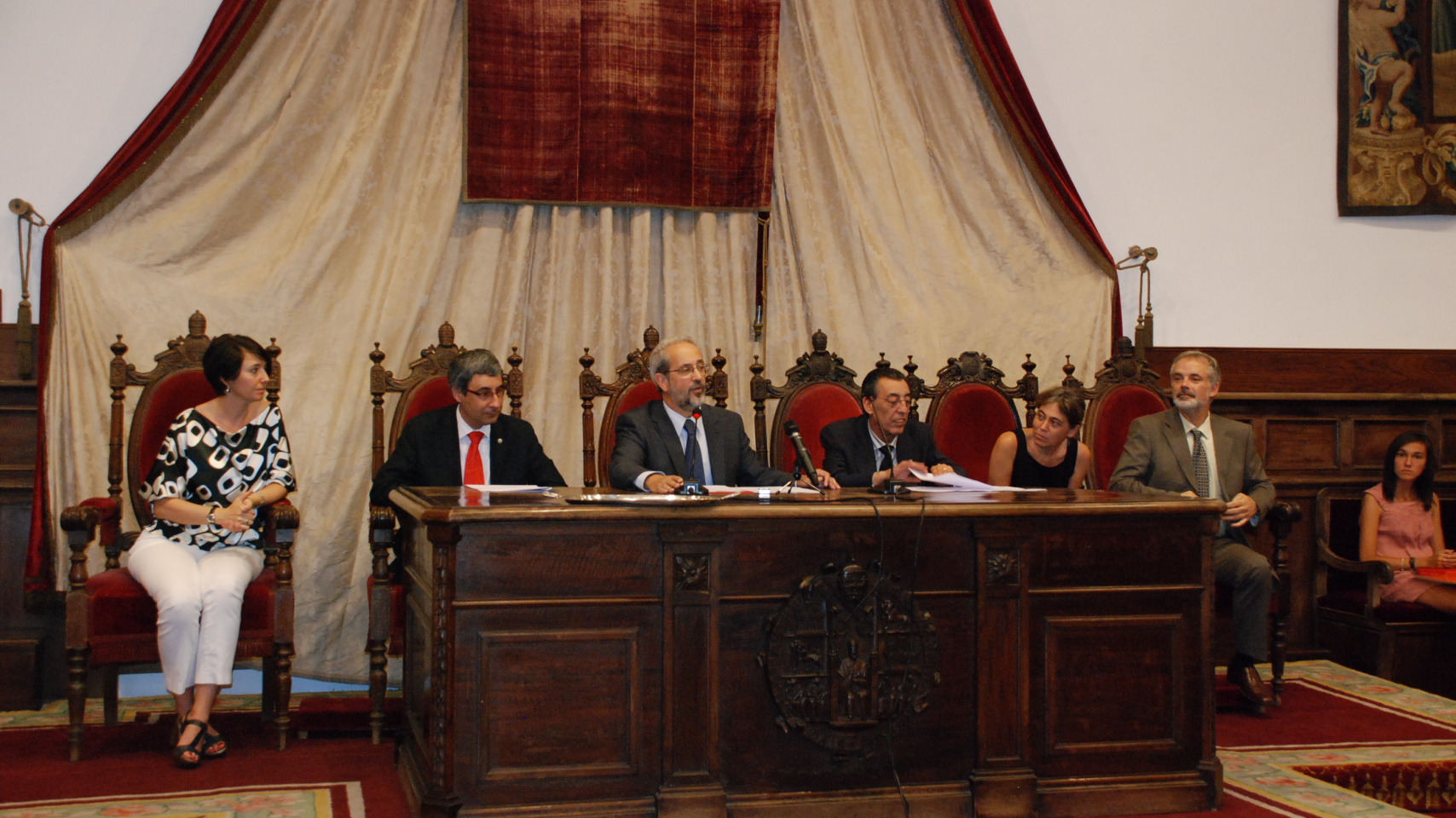 El rector preside el acto acompañado por el Delegado Territorial de la Junta de Castilla y León.