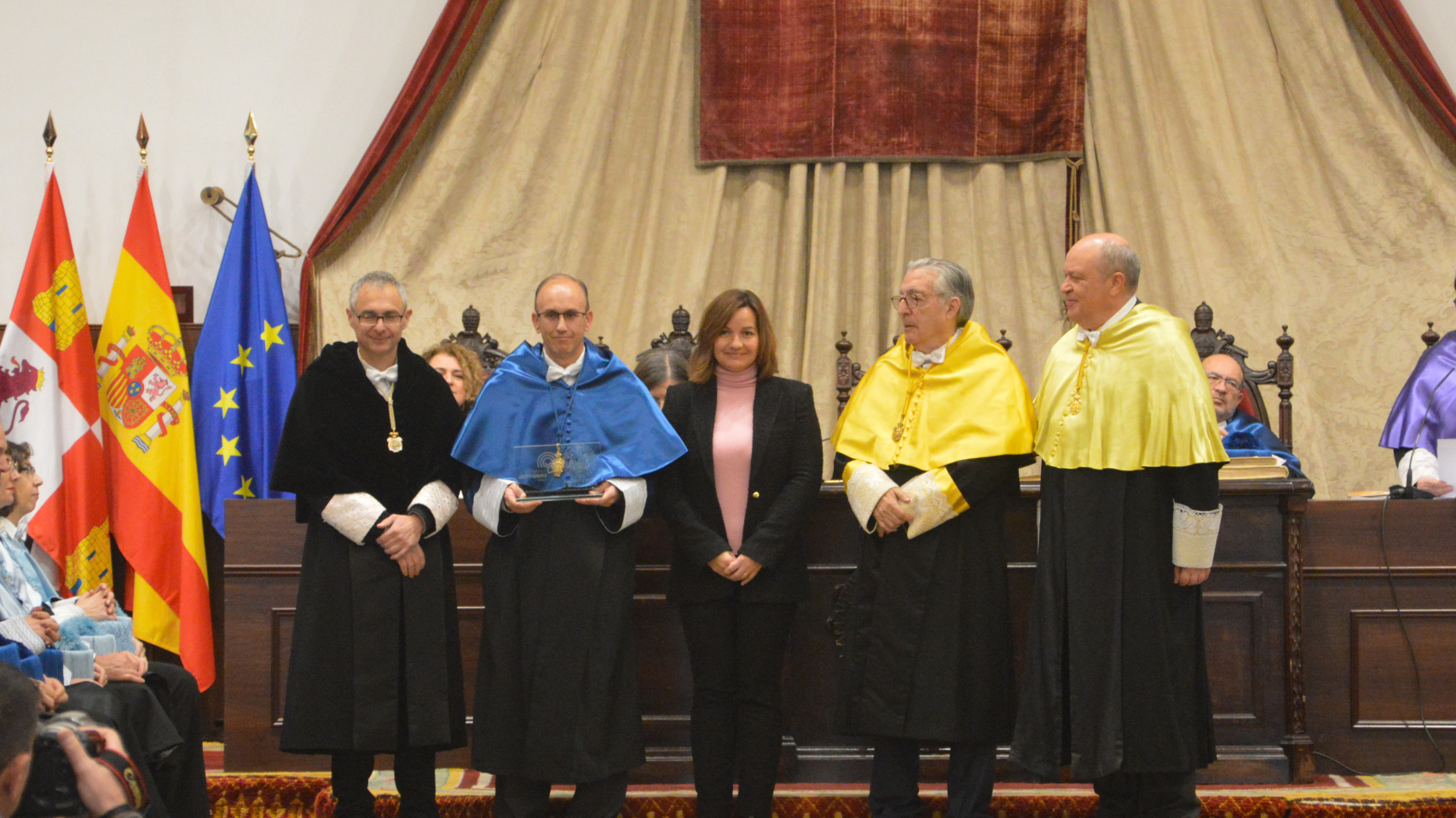 Acto seguido, el rector, junto a Ana Esquivas Escobar, directora médica de Grünenthal, acompañados por  los doctores Clemente Muriel y Jesús Mª Gonsalves, de la Cátedra del Dolor, entregaron los premios a la “Investigación en Dolor” de la Universidad de Salamanca a Julia Sánchez-Sánchez, Cristina Vicente-García, Daniel Cañada-García, Dionisio Martín-Zanca y a Juan C. Arévalo, por el trabajo titulado: “ARMS/Kidins220 regulates nociception by controlling brain-derived neurotrophic factor secretion”