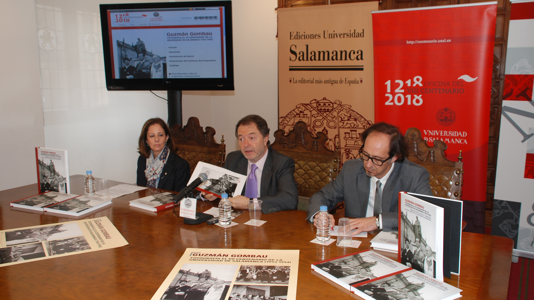 La directora de Ediciones Universidad de Salamanca, el director de la Oficina del VIII Centenario y el director del Servicio de Actividades Culturales, durante la rueda de prensa de presentación