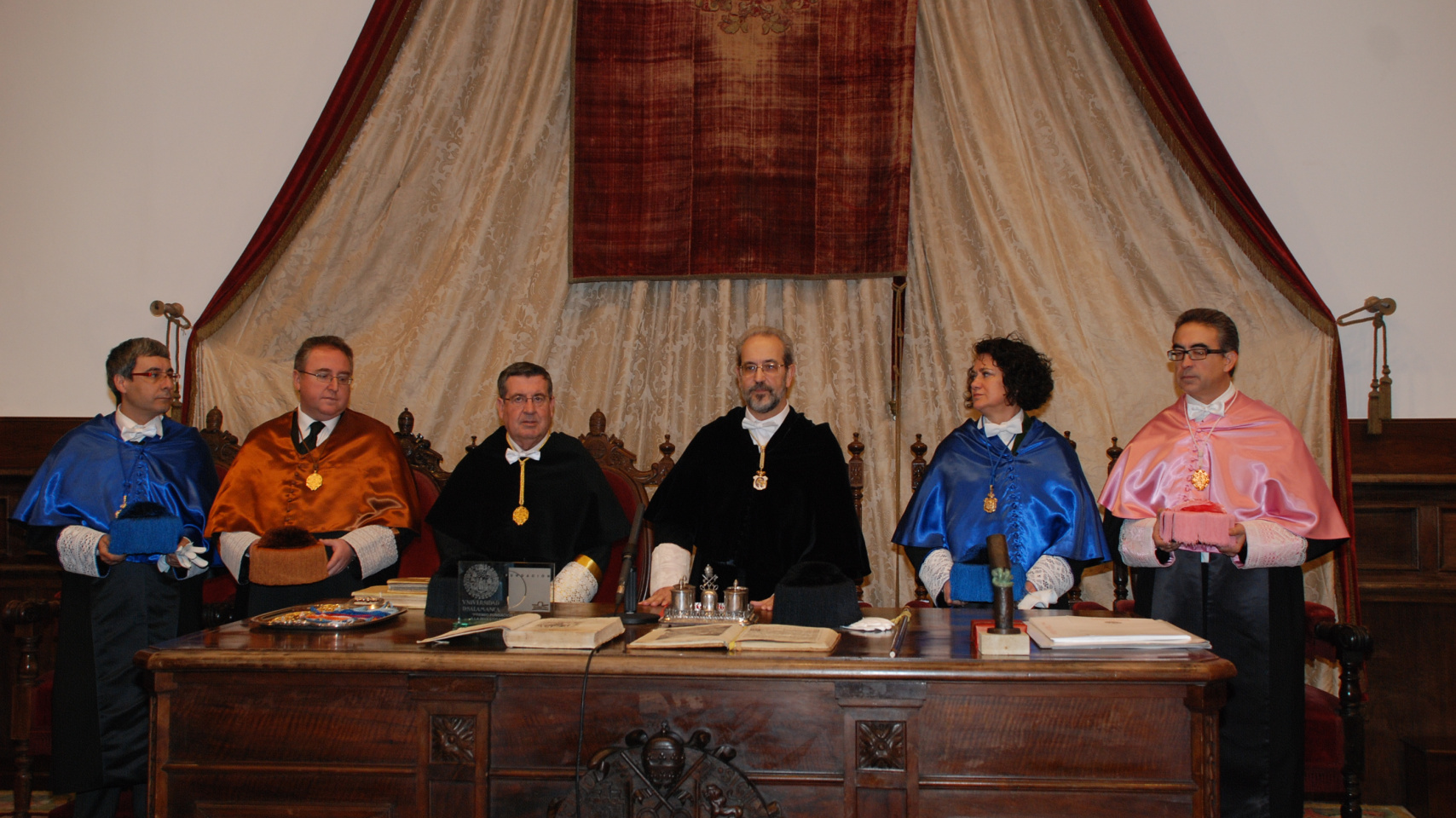 Los rectores de la Univerisidad de Salamanca y de la Universidad Pontificia de Salamanca presidiendo el acto académico.