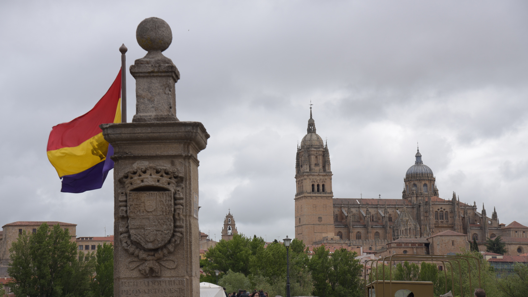 El Puente Romano caracterizado con la bandera republicana para el rodaje de la película