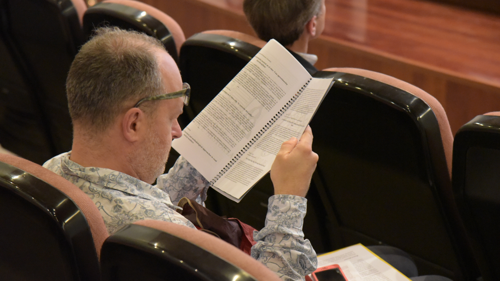 Uno de los asistentes consulta el programa