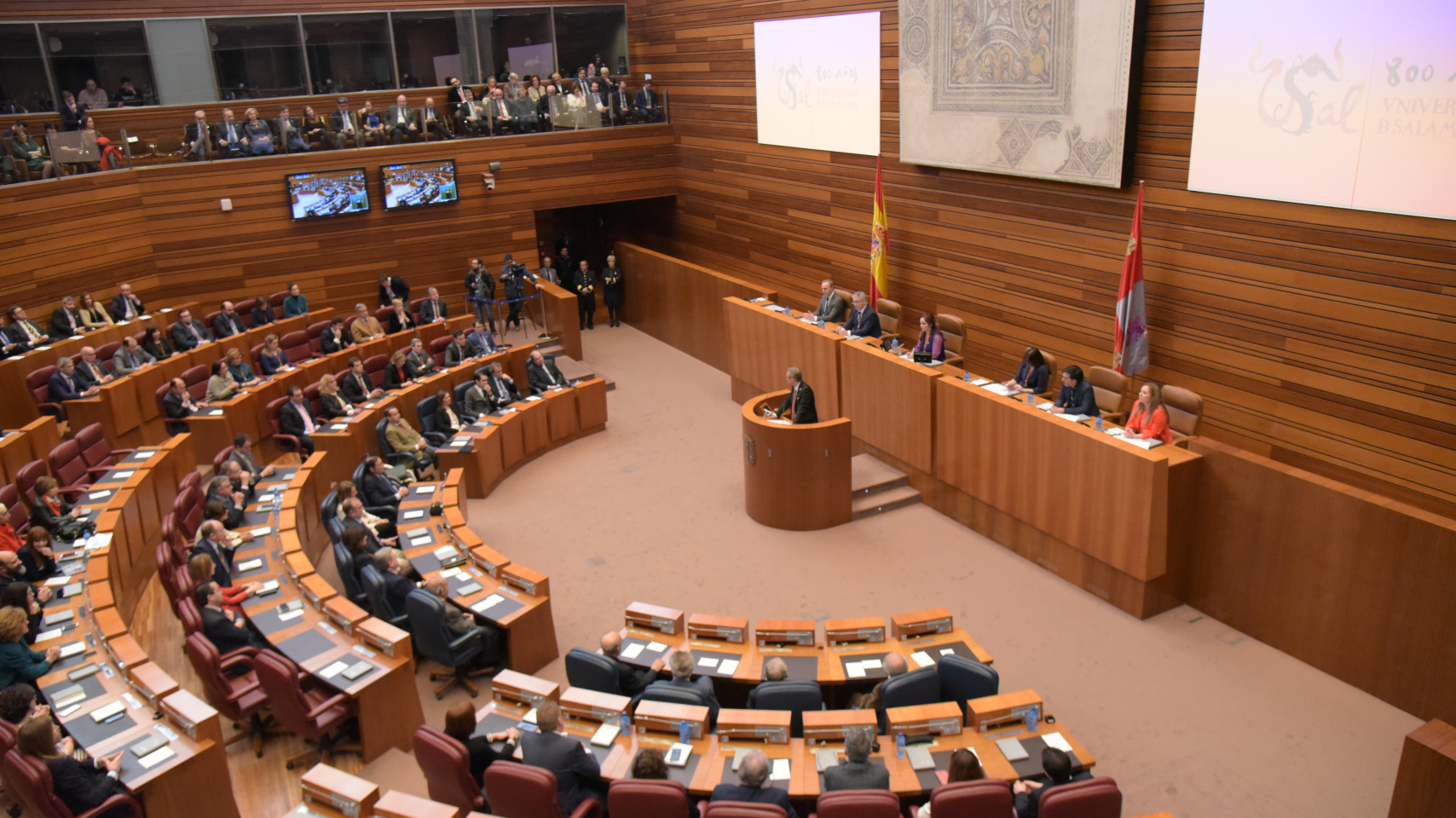 El Parlamento autonómico se llenó para asistir al homenaje a la Universidad por su VIII Centenario