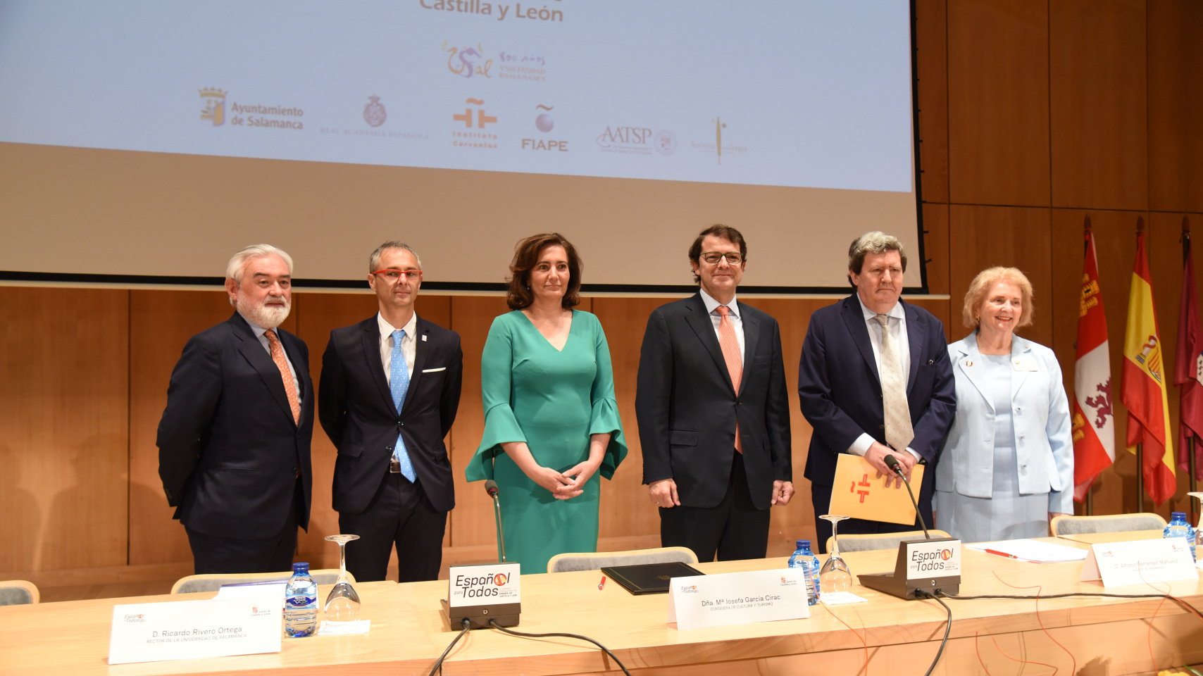 El rector de la Universidad de Salamanca, Ricardo Rivero, junto a la consejera de Cultura de la Junta de Castilla y León, María Josefa García Cirac; el director del Instituto Cervantes, Juan Manuel Bonet; el alcalde de Salamanca, Alfonso Fernández Mañueco; la directora ejecutiva de la Asociación Americana de Profesores de español y portugués, Emily Spinelli, y el director de la Real Academia Española, Darío Villanueva, en los instantes previos a la inauguración