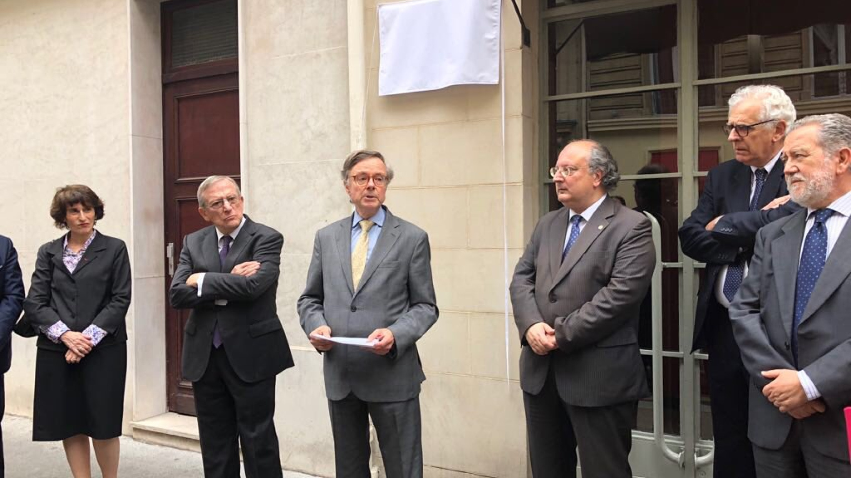 Instante del homenaje realizado a Unamuno en la rue Lapérouse de París. Foto: Embajada de España en Francia