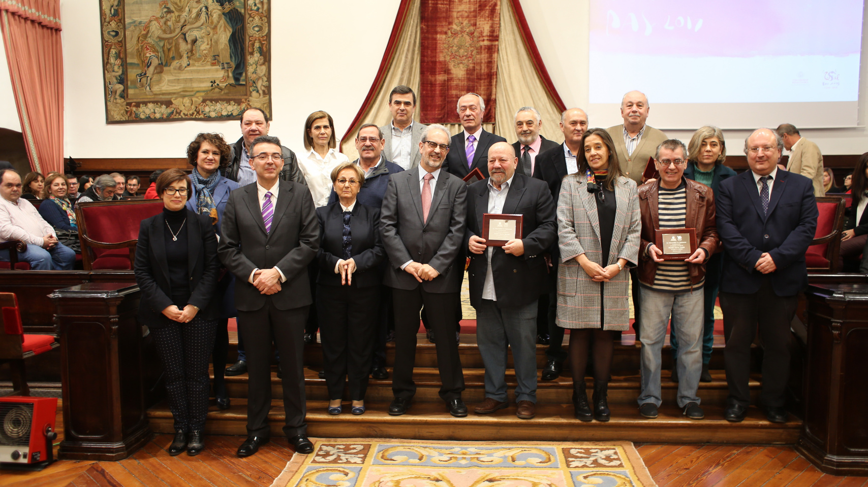Grupo de trabajadores de administración y servicios que alcanza la edad de jubilación en la Universidad de Salamanca.