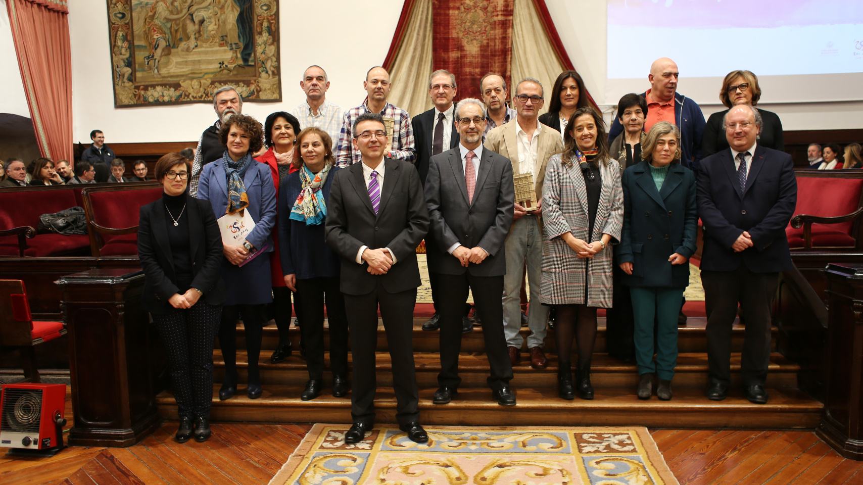 Grupo de trabajadores de administración y servicios que han cumplido 35 años de servicio en la Universidad de Salamanca.