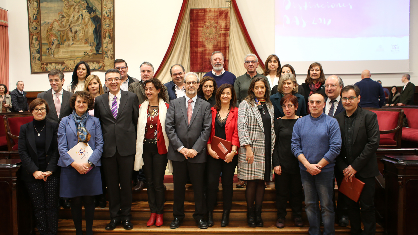 Grupo de trabajadores de administración y servicios que han cumplido 25 años de servicio en la Universidad de Salamanca.