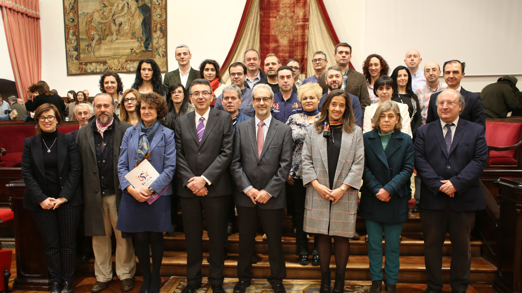 Grupo de trabajadores de administración y servicios que han cumplido 15 años de servicio en la Universidad de Salamanca.