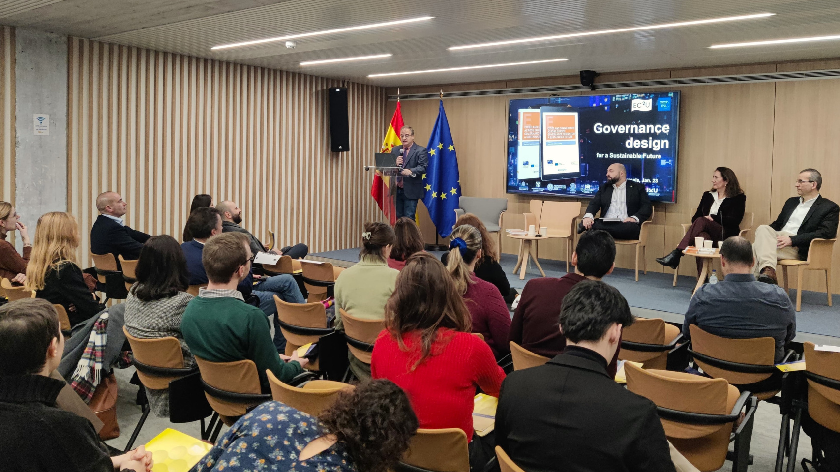 El vicerrector de Internacionalización Raúl Sánchez Prieto presenta en Bruselas la primera obra conjunta publicada por el campus europeo EC2U