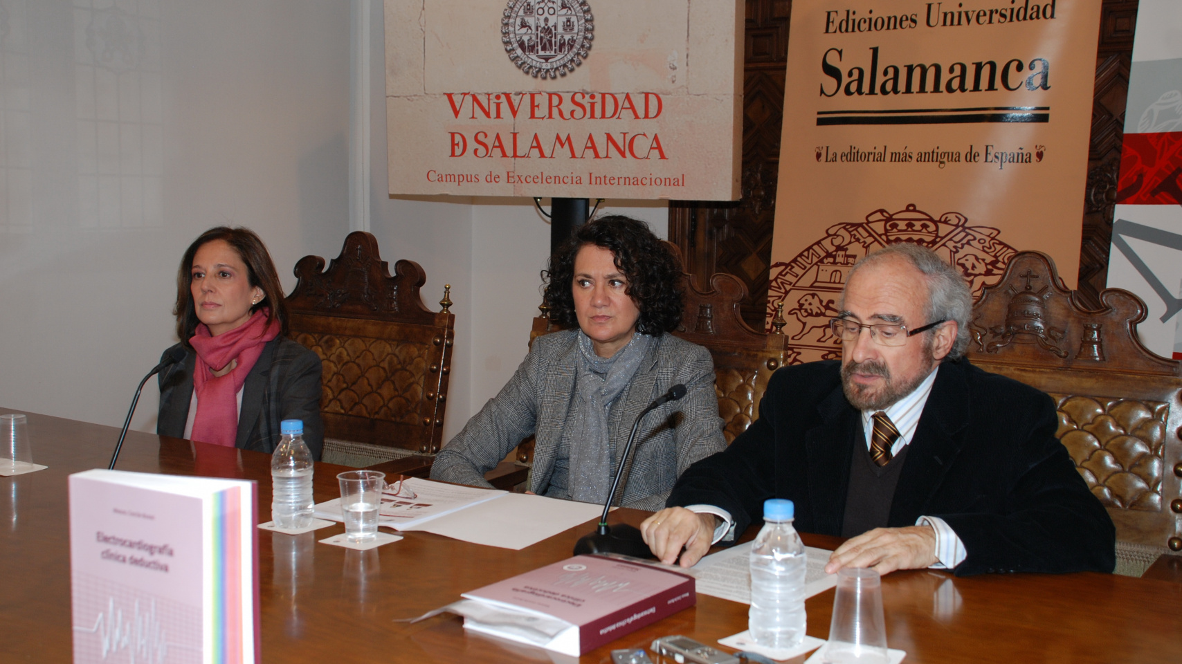 La presentación del libro tuvo lugar en la Sala de Retratos del Rectorado de la Universidad de Salamanca.