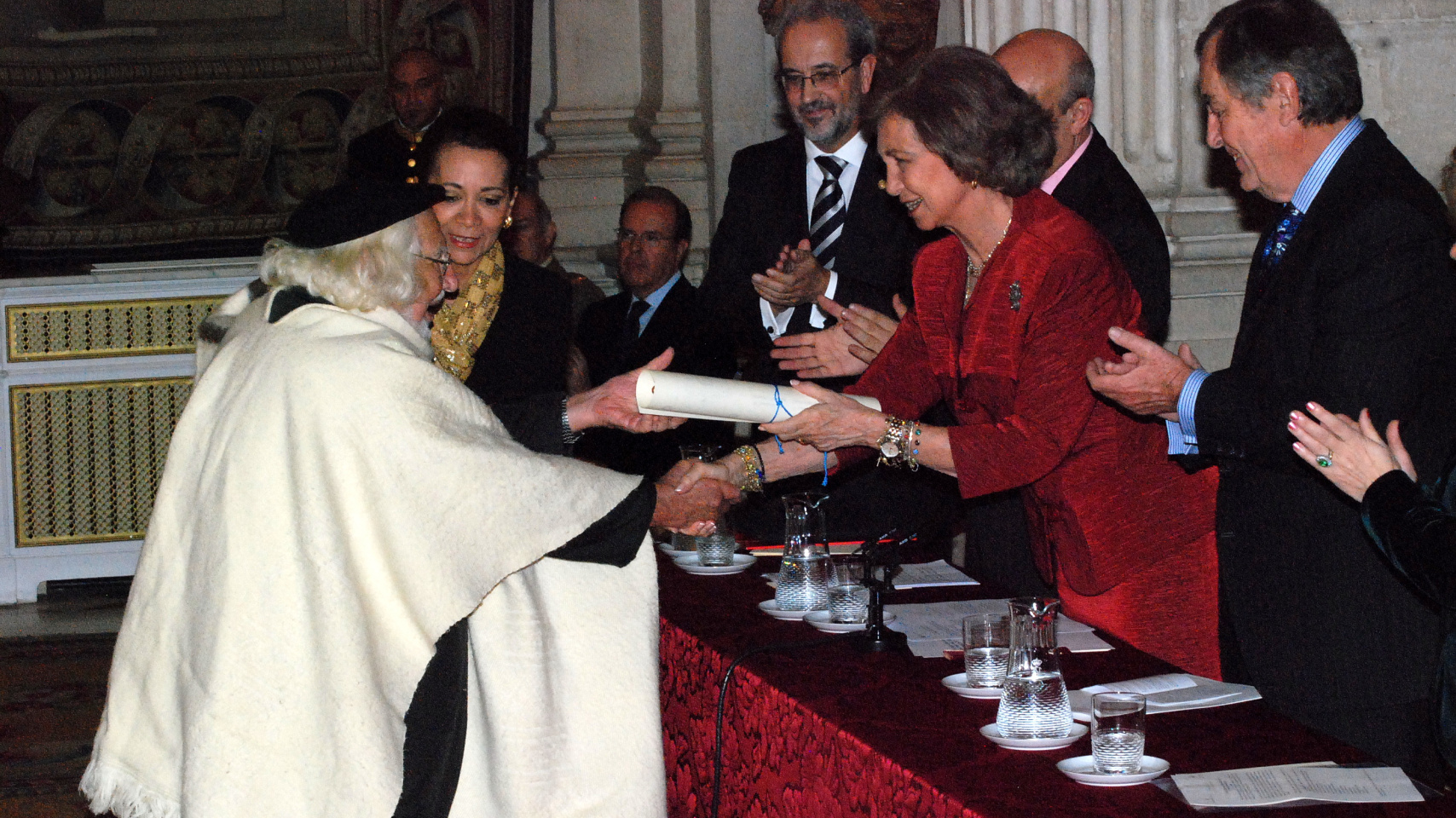 Momento de la entrega del galardón a Ernesto Cardenal.