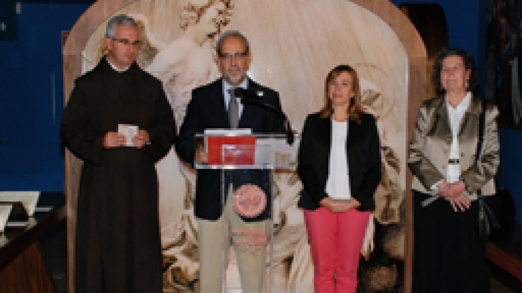 Daniel Hernández Ruipérez, rector de la Universidad de Salamanca; Fátima Báñez García, ministra de Empleo y Seguridad Social; Su Majestad la Reina Doña Sofía; José Rodríguez-Spiteri y Palazuelo, presidente de Patrimonio Nacional; y Esther Martínez Quinteiro, secretaria del Premio.