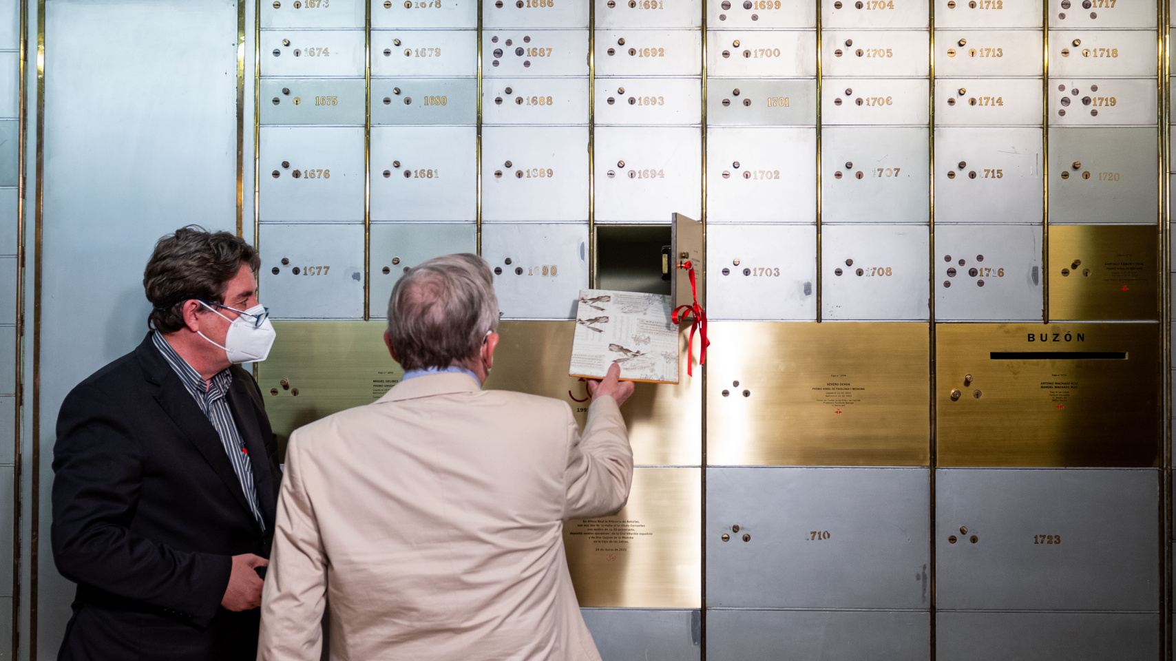 Miguel de Unamuno Adarraga, acompañado por Luis García Montero, deposita dos documentos originales en la caja número 1695 de la antigua cámara acorazada de la sede del Cervantes