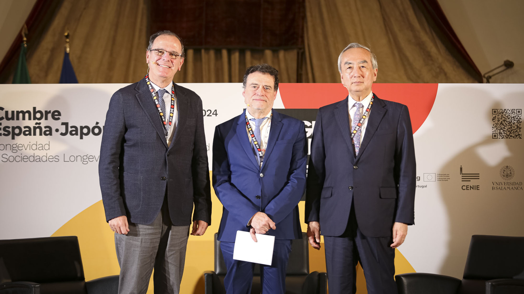De izquierda a derecha: Pedro Jordano, presidente del área de Ciencias y Tecnologías Medioambientales en la Agencia Estatal de Investigación; José-Abel Flores, director del Centro Cultural Hispano Japonés de la Universidad de Salamanca; y Kenji Hiramatsu, presidente del Instituto de Estrategia Internacional, Japan Research Institute, y exembajador del Japón en España.