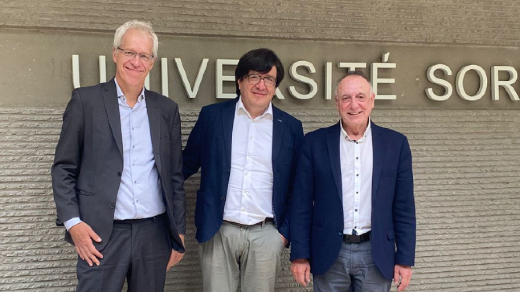 De izquierda a derecha, Bert Hoffmann del German Institute for Global and Area Studies (GIGA), presidente saliente de CEISAL; Francisco Sánchez del Instituto de Iberoamérica de la Universidad de Salamanca, presidente entrante de CEISAL; Pablo Antonio Fernández Sánchez, director del Instituto de Estudios sobre América Latina (IEAL) de la Universidad de Sevilla