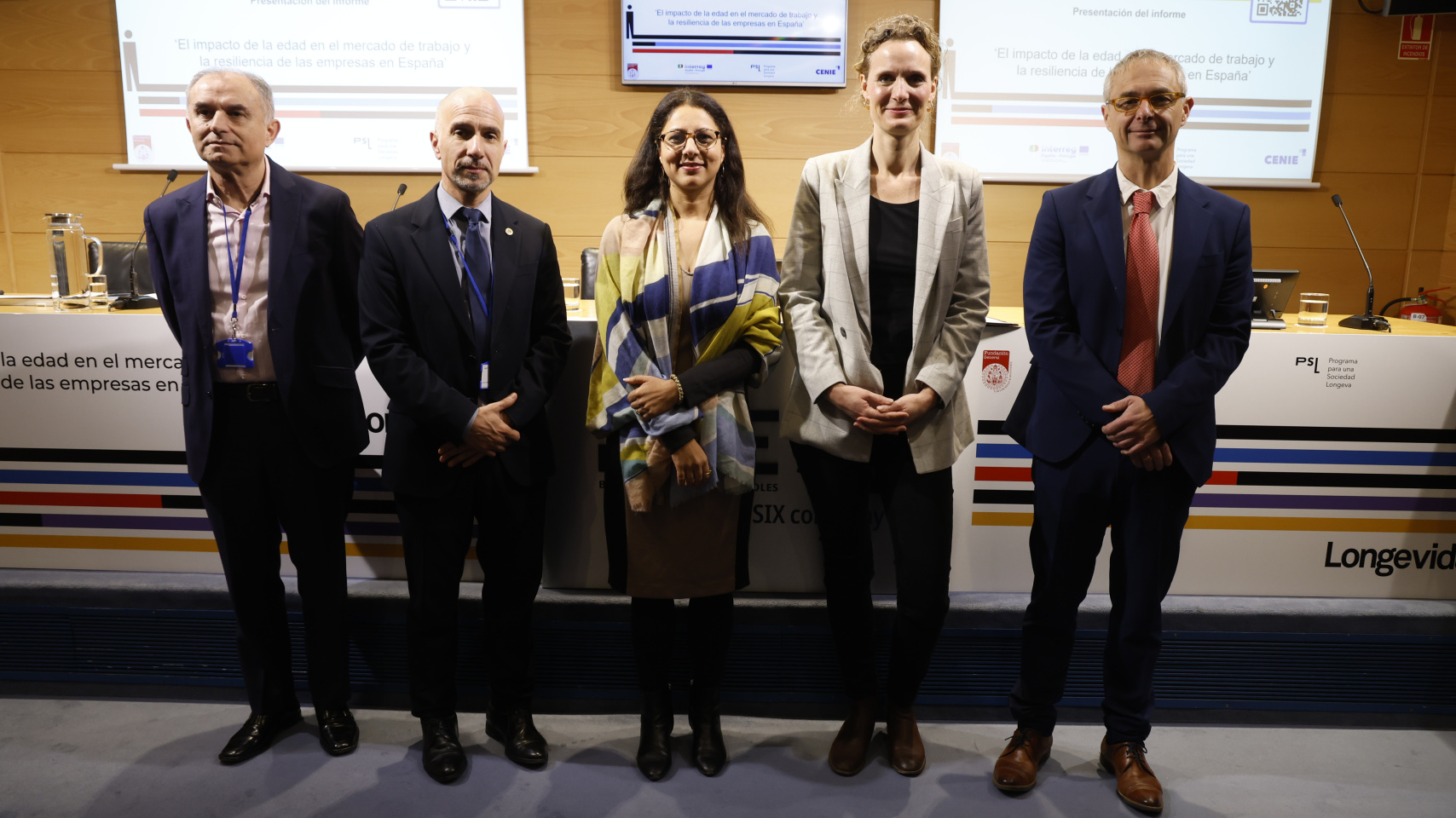 De izquierda a derecha: Pablo Antonio Muñoz Gallego, catedrático de Economía de la Universidad de Salamanca e investigador del CENIE; Óscar González Benito, director de la Fundación General de la Universidad de Salamanca y catedrático de la Facultad de Economía y Empresa; Shruti Singh, economista senior de la División de Habilidades y Empleabilidad de la Dirección de Empleo, Trabajo y Asuntos Sociales de la OCDE; Johanna Neuhoff, associate director for economic consulting services de Oxford Economics para Europa, y Ricardo Rivero Ortega, rector de la Universidad de Salamanca.