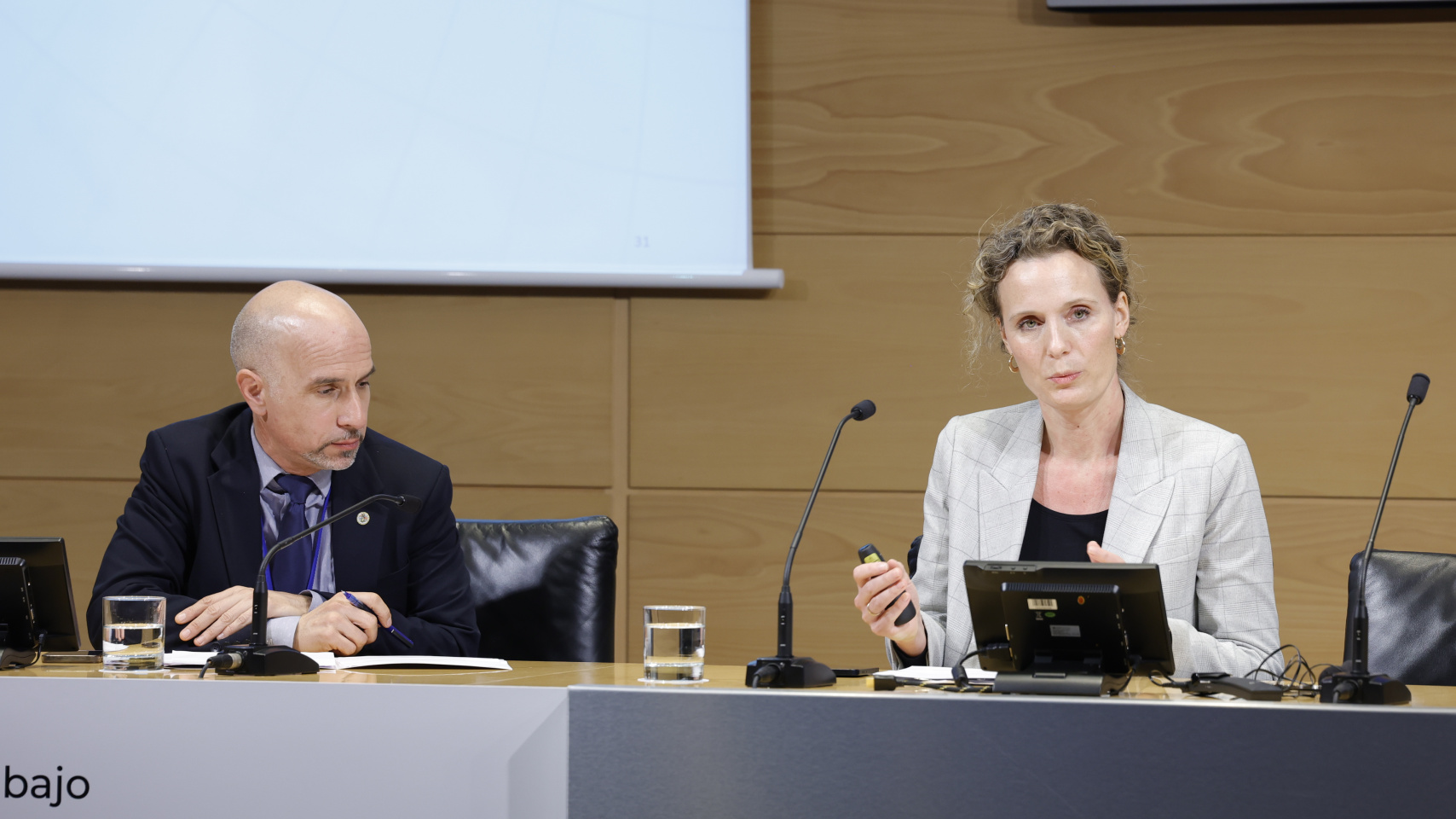 Óscar González Benito, director de la Fundación General de la Universidad de Salamanca y catedrático de la Facultad de Economía y Empresa, y Johanna Neuhoff, associate director for economic consulting services de Oxford Economics para Europa.
