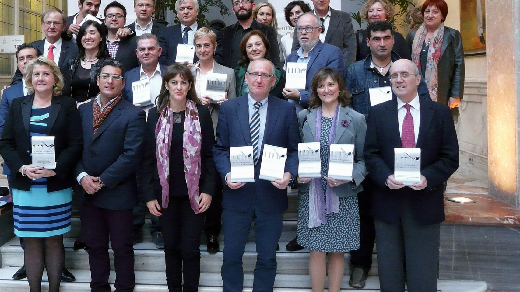 Foto de familia de los galardonados en los XVIII Premios Nacionales de Edición Universitaria.