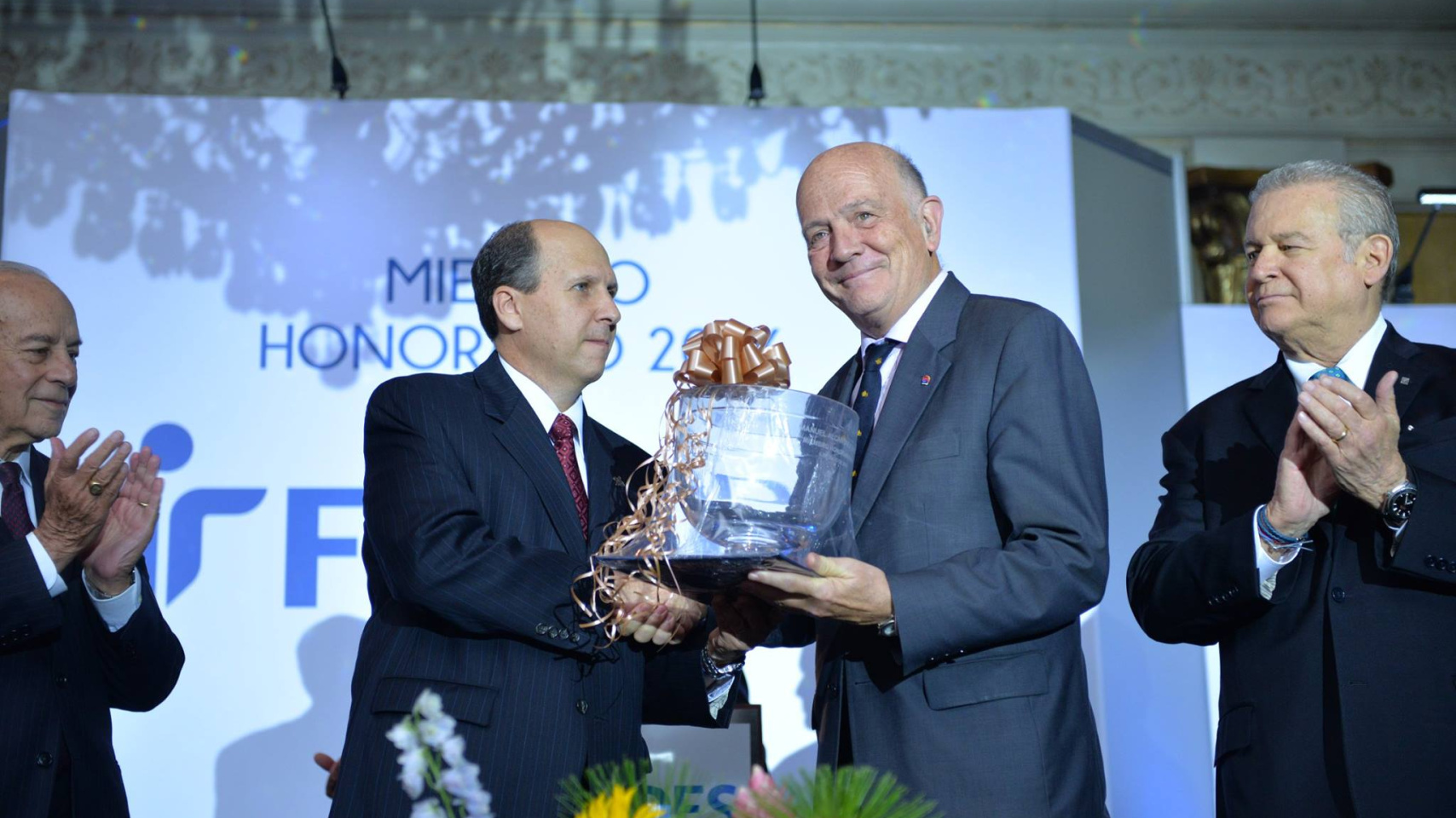 El catedrático Manuel Alcántara en el momento de recoger el reconocimiento "Miembro Honorario 2016" de Fusades