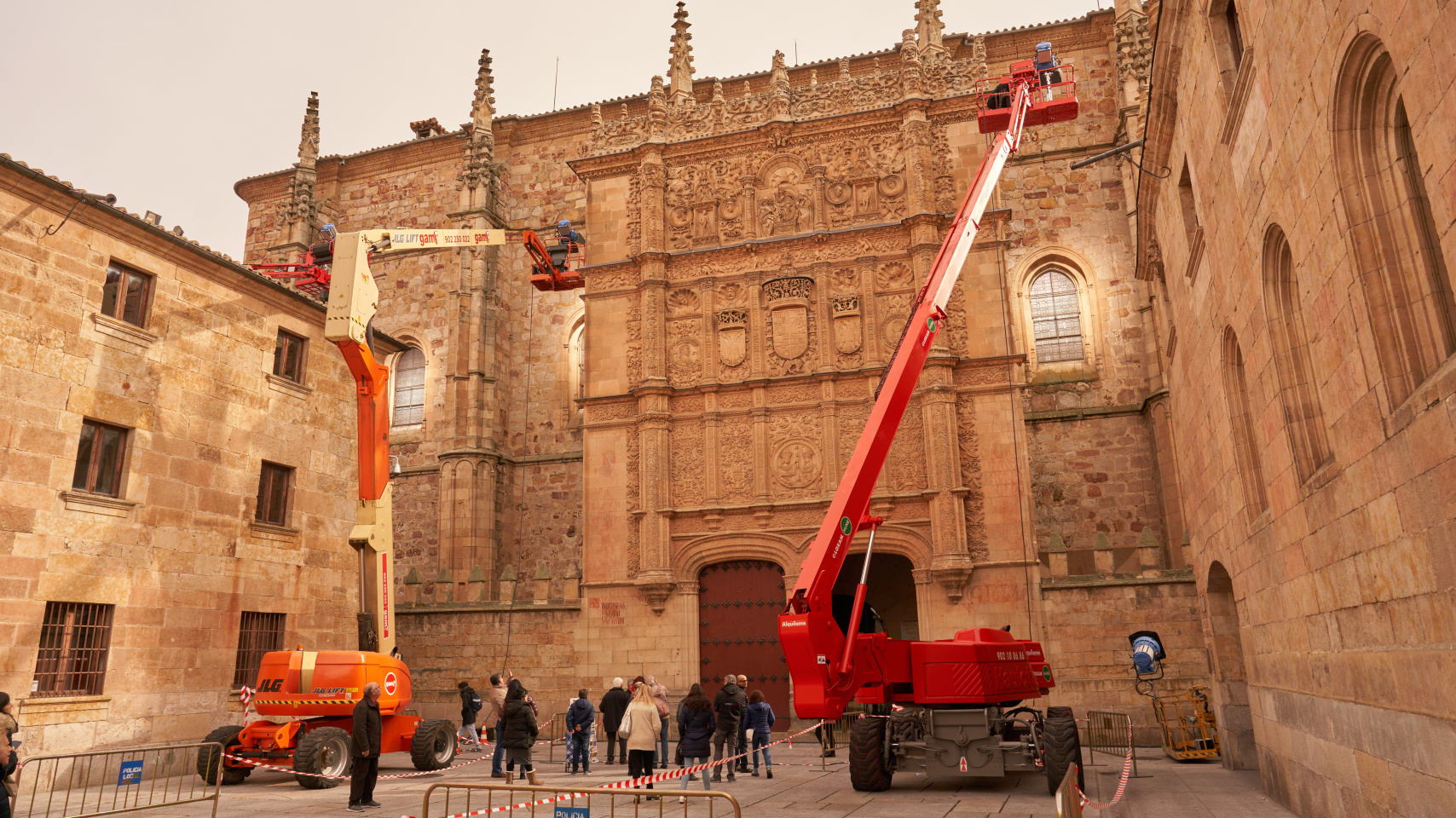 Álex de la Iglesia rueda en la Universidad de Salamanca la serie ‘30 monedas’ para HBO