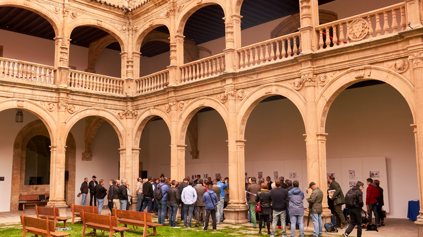 El Colegio del Arzobispo Fonseca abre sus puertas a la muestra ‘SALAMARCA. Las páginas más brillantes del deporte salmantino’
