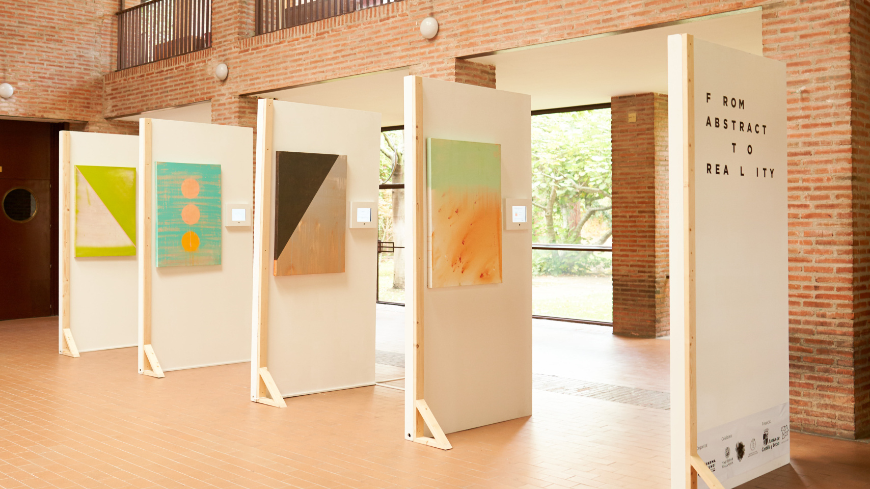 La Facultad de Farmacia acoge una exposición que invita a reflexionar sobre la desigualdad de género en el acceso a la salud