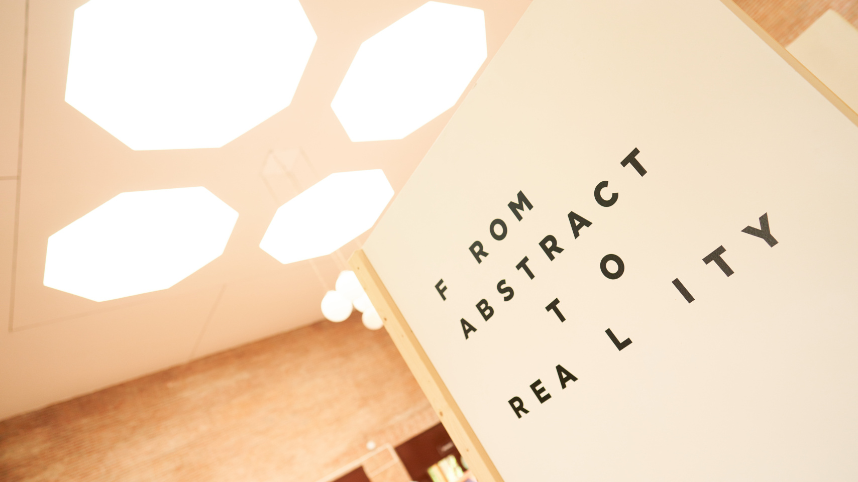 La Facultad de Farmacia acoge una exposición que invita a reflexionar sobre la desigualdad de género en el acceso a la salud