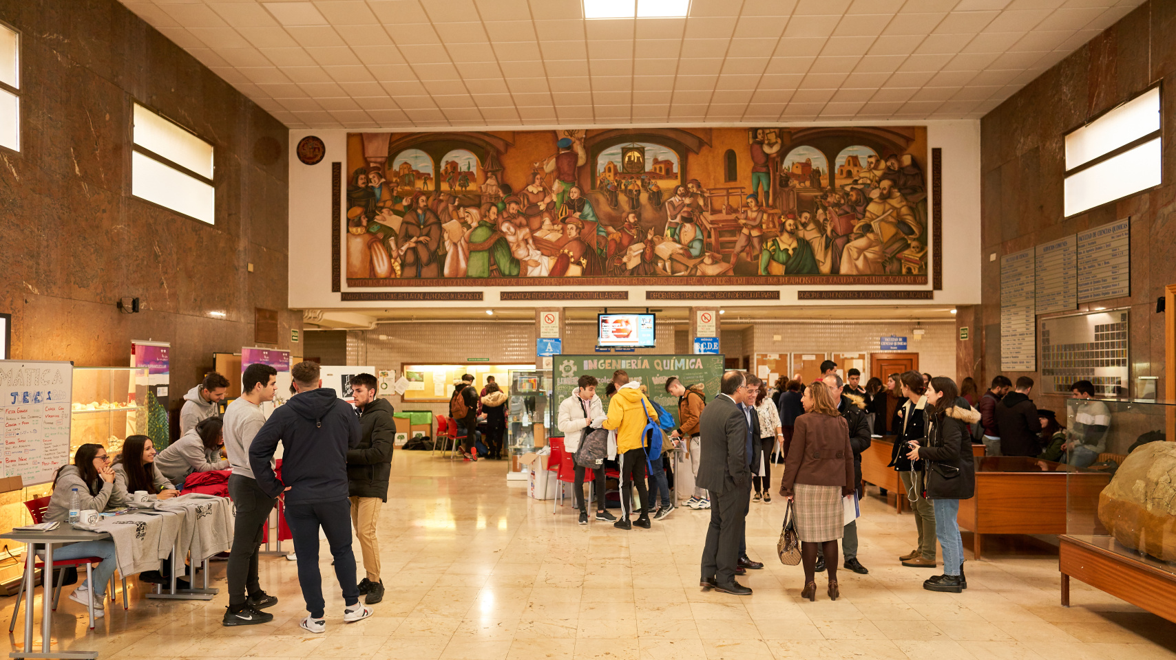 Estudiantes en el vestíbulo de la Facultad