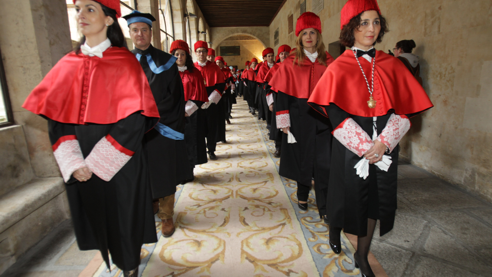 El cortejo de doctores, dirigiéndose al Paraninfo de las Escuelas Mayores.