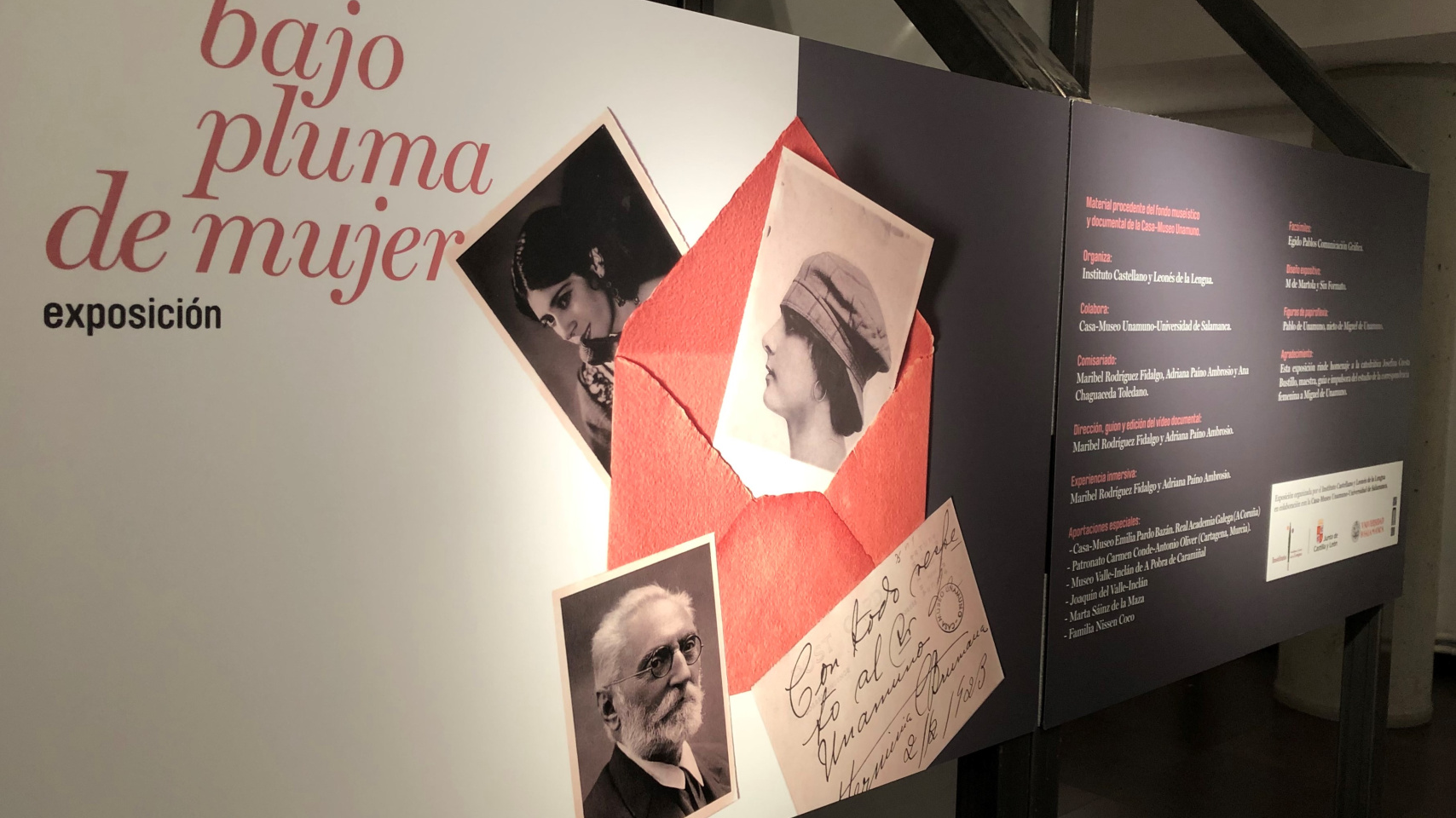 El rector inaugura la exposición “Bajo pluma de mujer” en la Casa Revilla de Valladolid