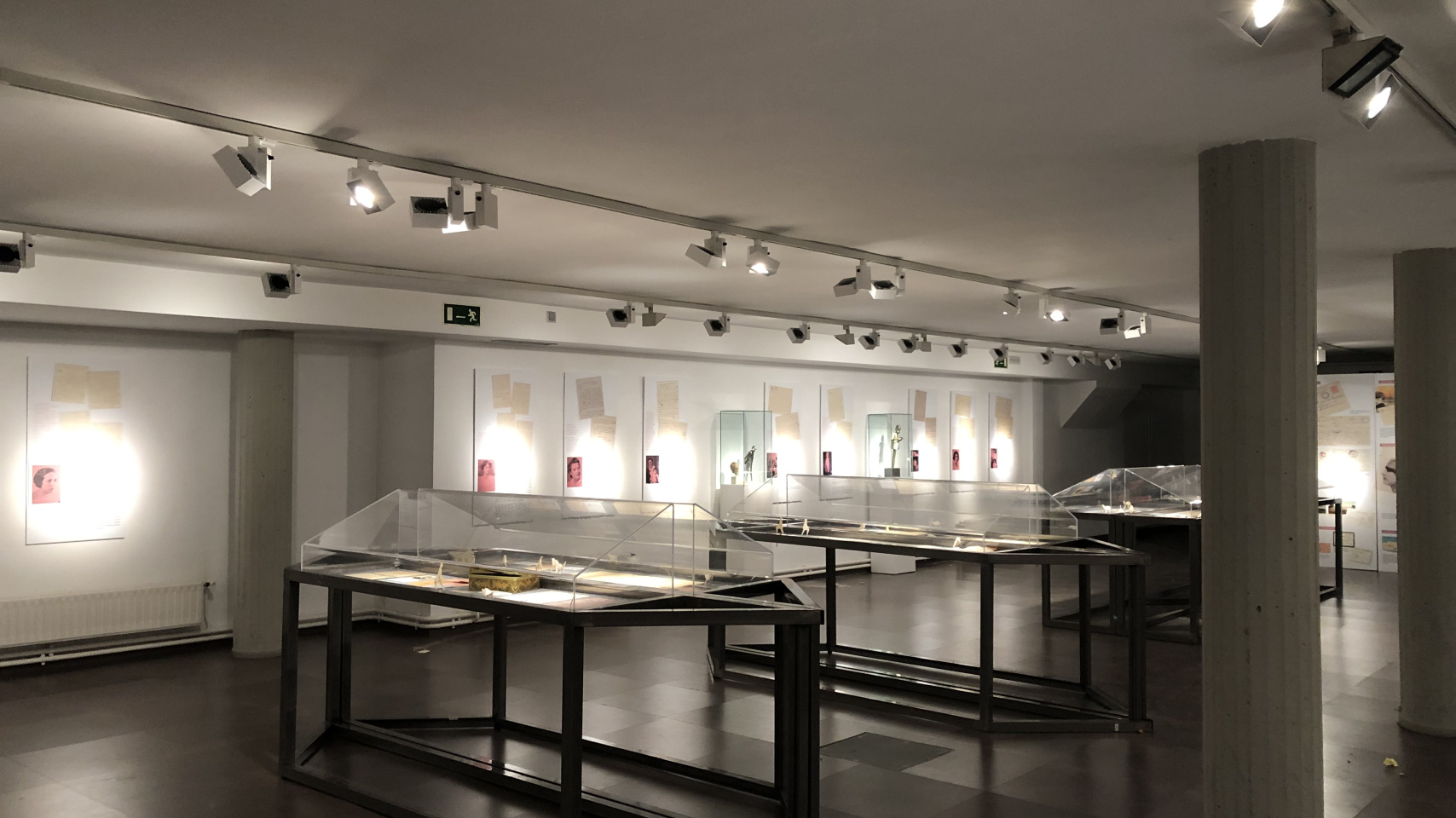 El rector inaugura la exposición “Bajo pluma de mujer” en la Casa Revilla de Valladolid