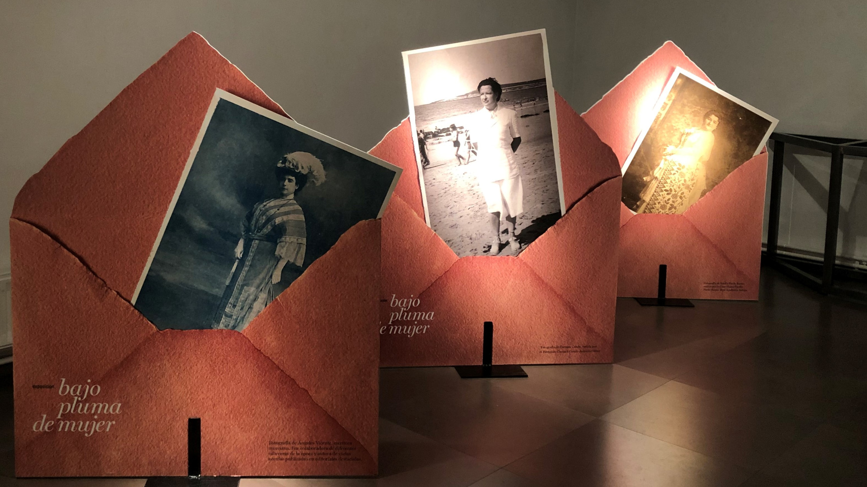 El rector inaugura la exposición “Bajo pluma de mujer” en la Casa Revilla de Valladolid