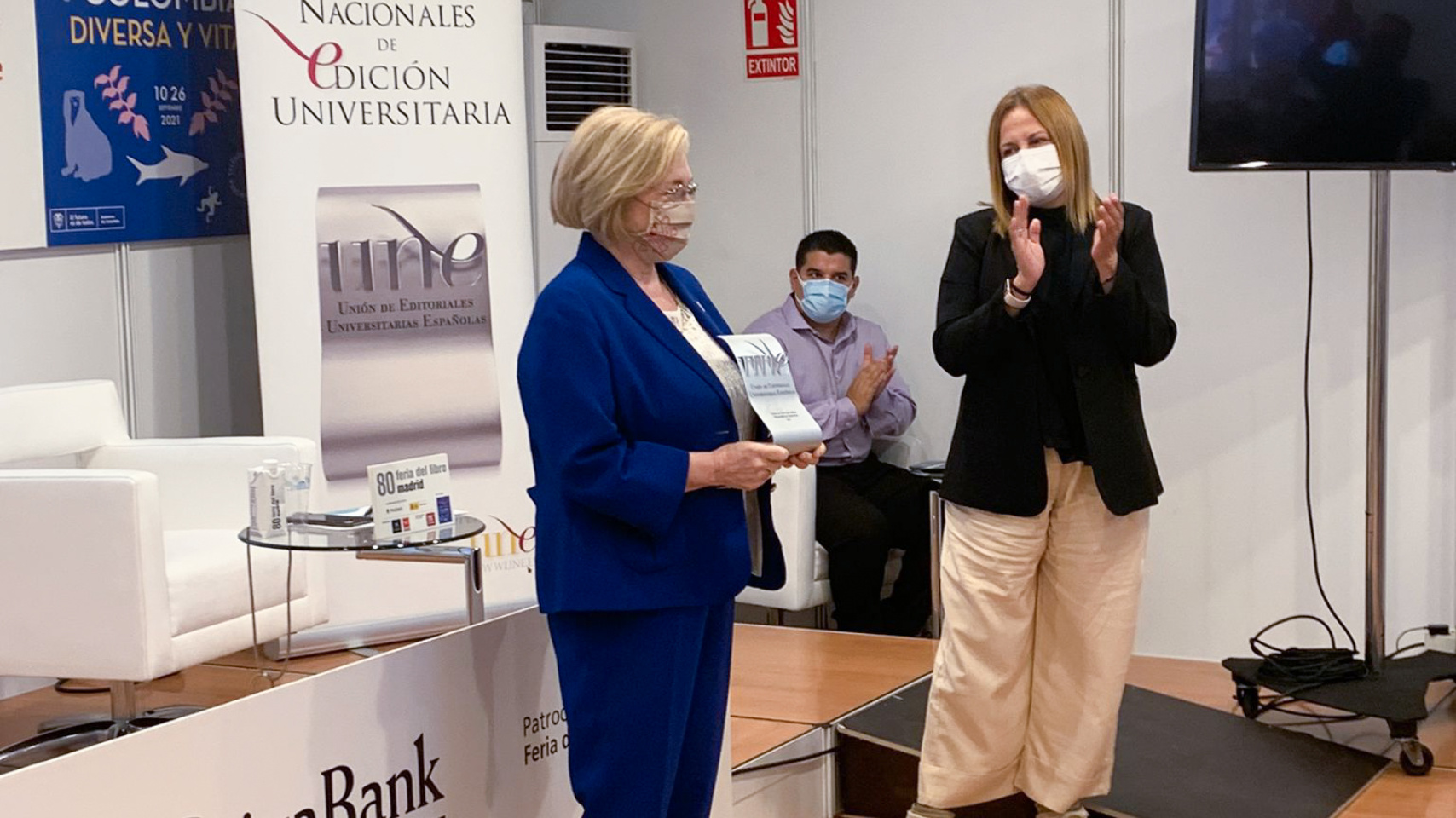 La vicerrectora de Ciencias de la Salud y Asuntos Sociales, Purificación Galindo, recibe el galardón a la “Mejor obra editada” dentro de los XXIII Premios Nacionales de Edición Universitaria
