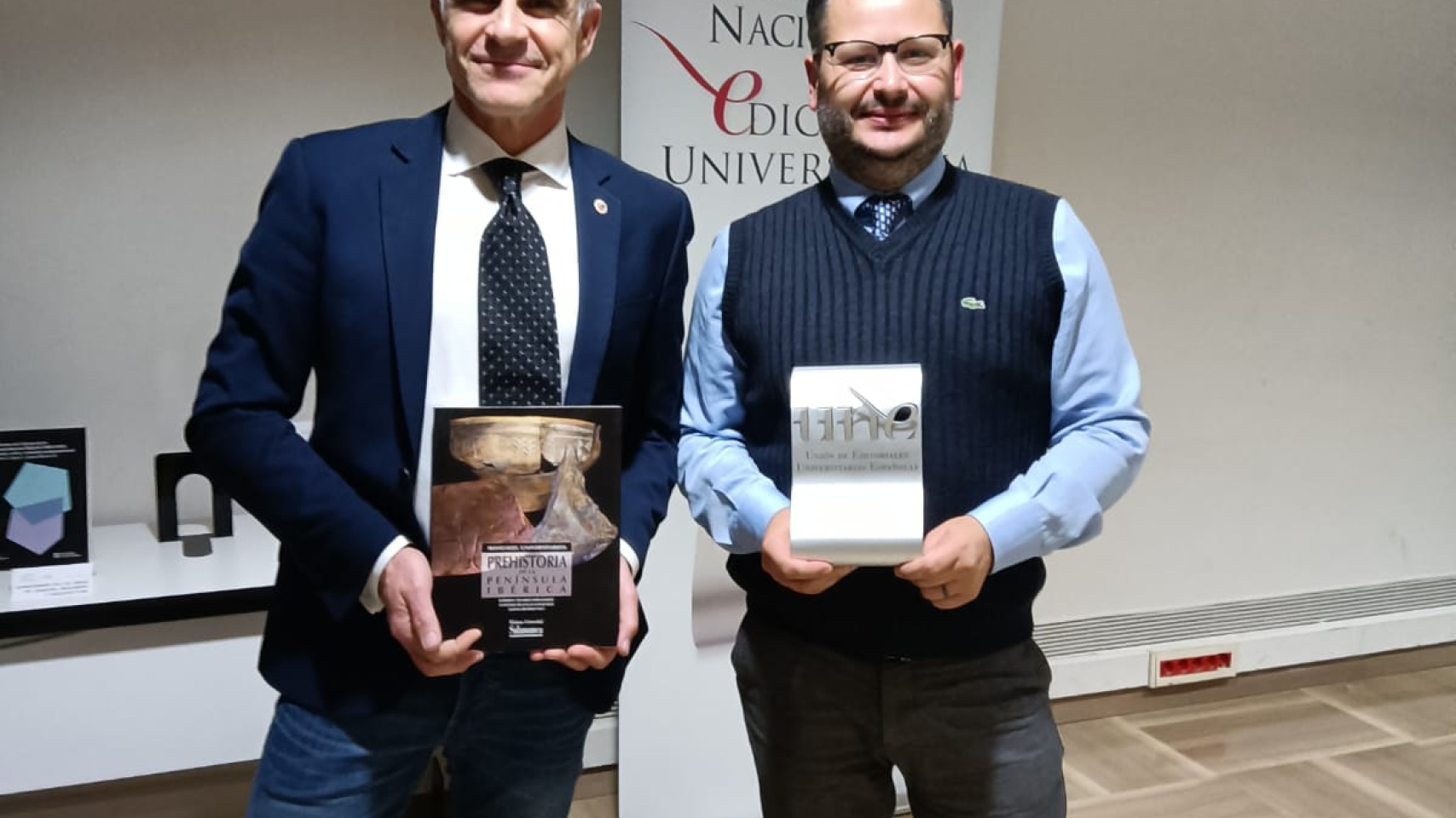 Jacobo Sanz Hermida, director de Ediciones Universidad de Salamanca y Antonio Blanco González, del Departamento de Prehistoria, Historia Antigua y Arqueología