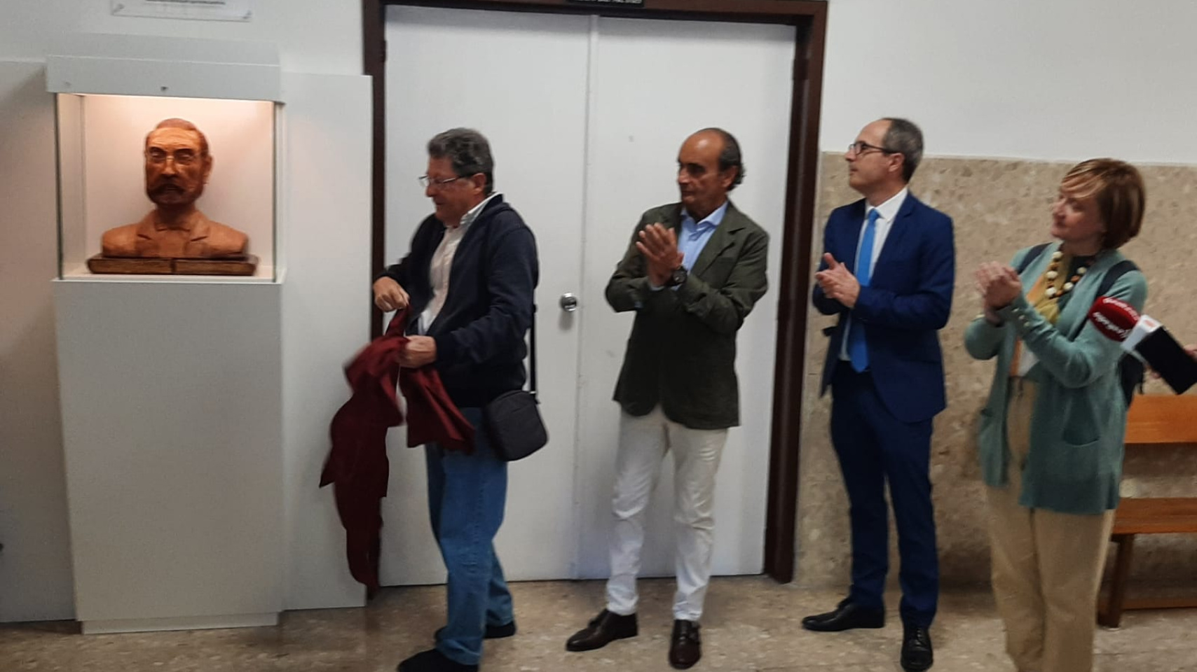 Acto de entrega a la Universidad de Salamanca un busto de Miguel de Unamuno