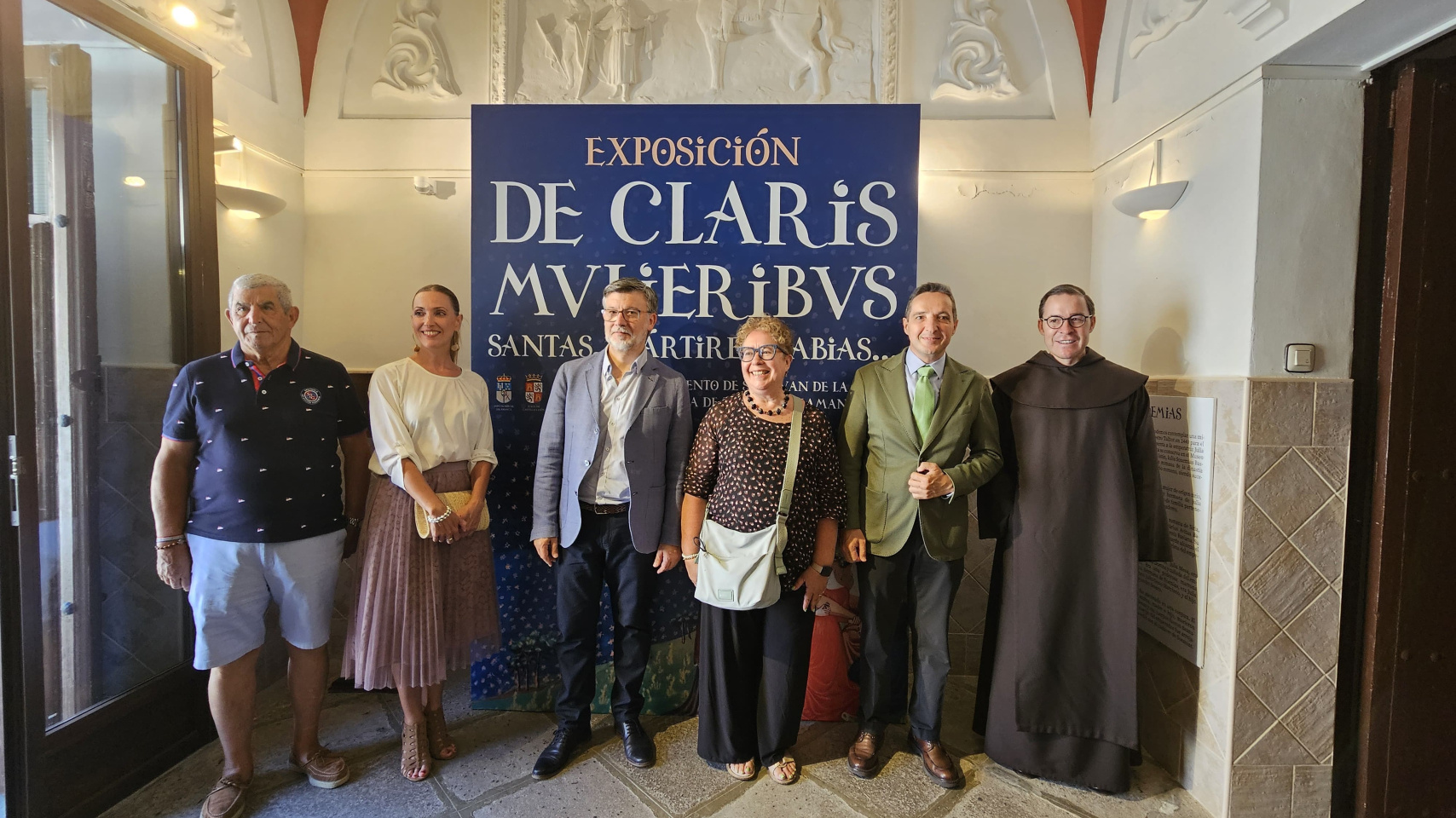 El rector de la Universidad de Salamanca visita en Alba de Tormes la exposición ‘De Claris Mulieribus’