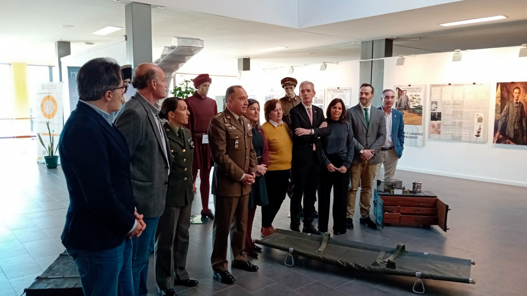 El subdelegado de Defensa en Ávila, el coronel Álvaro Capella Vicent, explica la muestra.