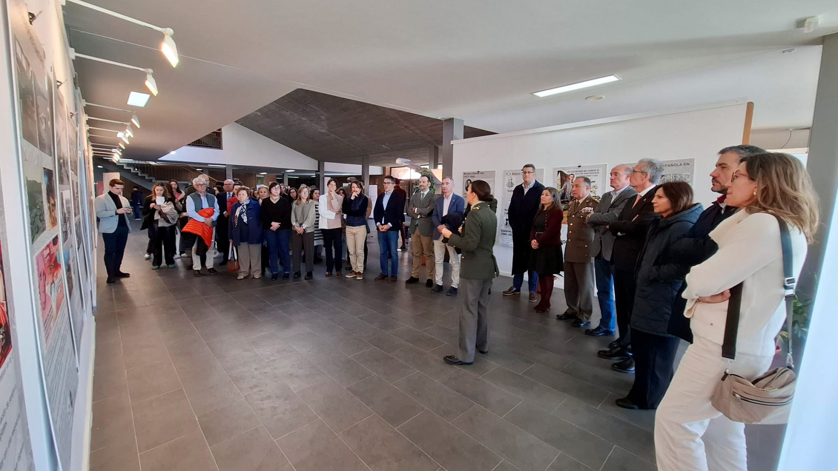 Visitantes disfrutan de la exposición 'La sanidad militar española' en la Escuela Universitaria de Enfermería de Ávila