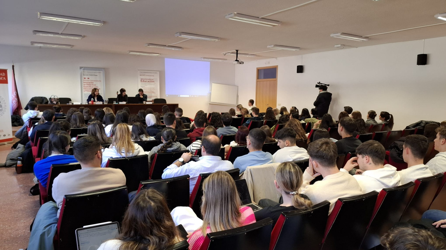 Sesión de formación de inicio de Practicum para estudiantes de Educación Infantil en la Facultad de Educación y Turismo de Ávila.