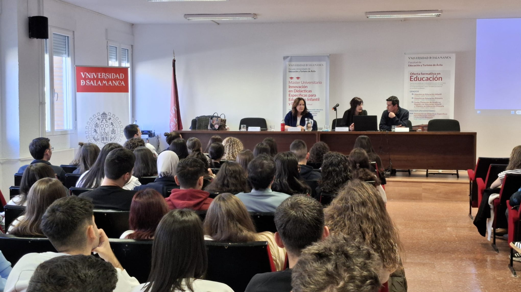 Sesión de formación de inicio de Practicum para estudiantes de Educación Infantil en la Facultad de Educación y Turismo de Ávila.