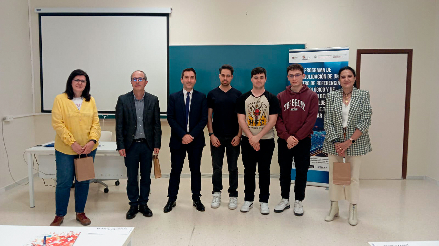 Estudiantes premiados junto a las autoridades académicas y representantes de empresas locales y regionales.